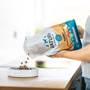 3 Naturo DF25 Partner Pouring food into bowl